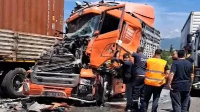 Sakarya'da 4 araçlı zincirleme kaza; 2 yaralı