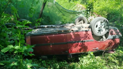 Sapanca'da otomobil şarampole devrildi; sürücü ile eşi yaralandı