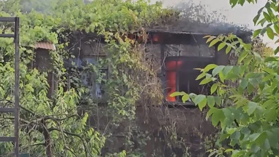 Sapanca'da yanan 2 katlı evde hasar oluştu