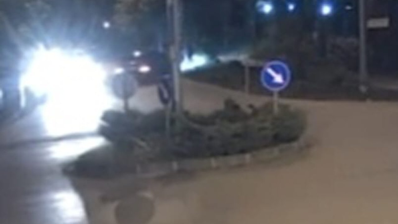 Sürücüsünün kavşakta drift attığı otomobil ağaca çarptı; 3 yaralı