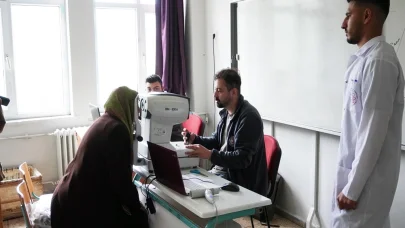 Tıp öğrencileri ilk hastalarına muayenehaneye çevirdikleri ilkokulun sınıfında baktı