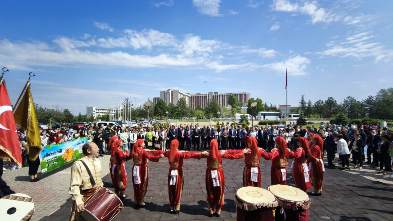 TÜ'de bahar şenlikleri renkli görüntülerle başladı