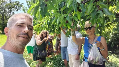 Turistlere meyve ikram edip, bölgeyi tanıtıyor