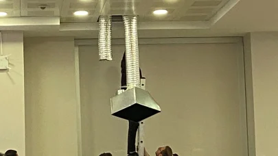 Üniversite kütüphanesinde kedi kurtarma operasyonu