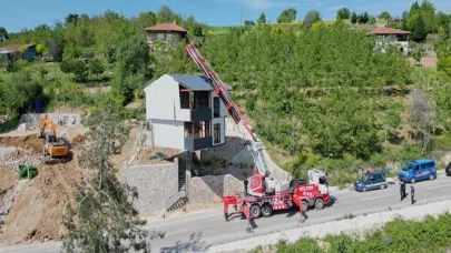Vinçle taşınan çelik konstrüksiyon evin sahibi: Amacım kurtarmak değil, hurdacıya satmaktı