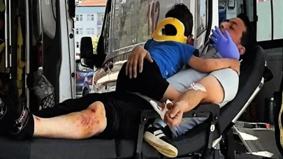Yaralı babasıyla aynı sedyede, eldivenden şişirilen balonuyla hastaneye kaldırılan Ömer Salih, taburcu oldu