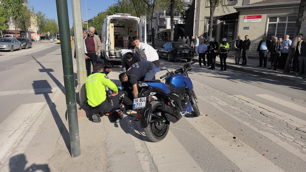 Yayaya yol vermek için duran otomobile motosiklet çarptı: 2 yaralı