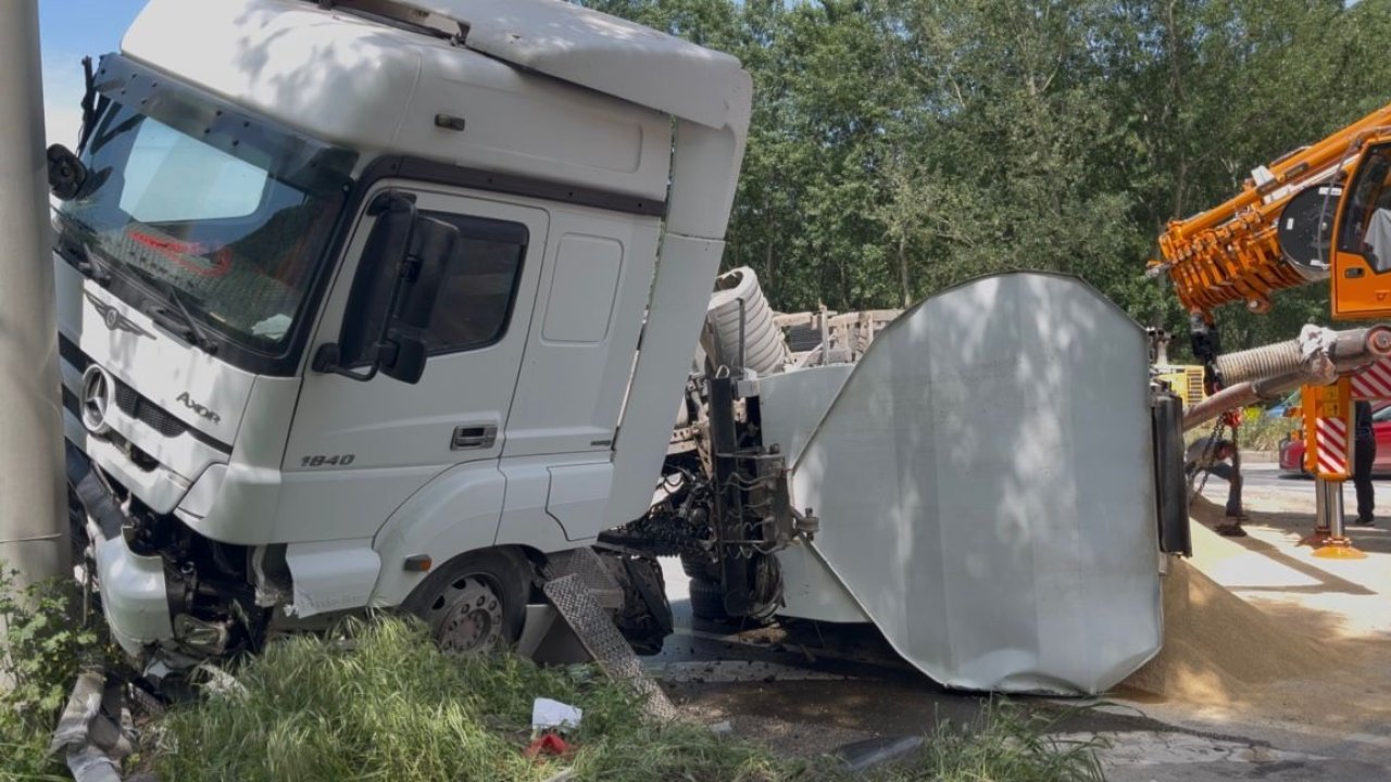 Yem yüklü TIR devrildi, kara yolu 2 saat ulaşıma kapandı