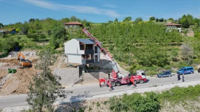 Yıkım kararı alınan bölgedeki çelik konstrüksiyon yapıyı vinçle taşıdı