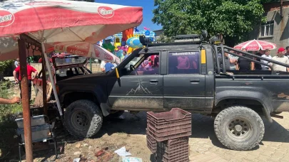 17 yaşındaki sürücünün kullandığı kamyonet, yol kenarında yürüyen 2 çocuğa çarptı