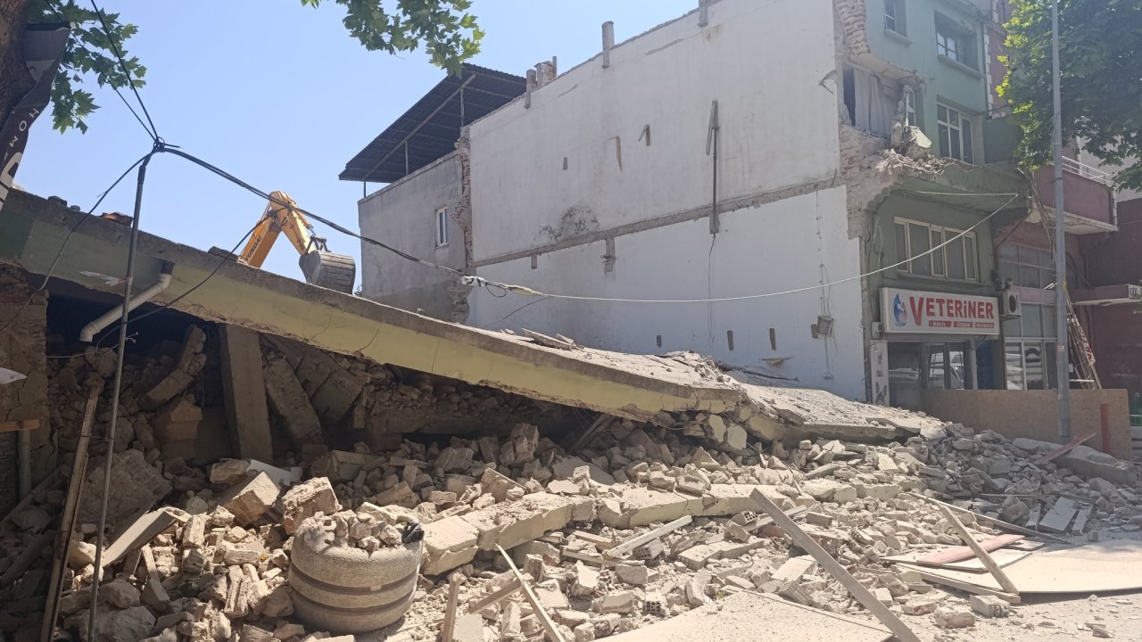 2 katlı bina yıkım sırasında çöktü