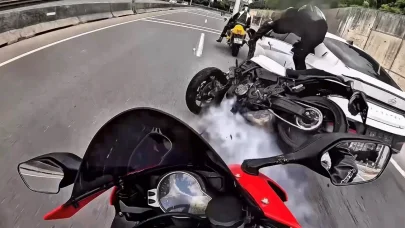 3 motosiklet ve otomobilin karıştığı kaza kask kamerasında