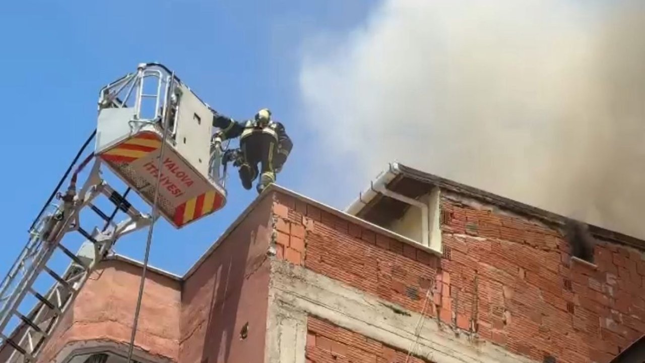4 katlı binanın çatı katında yangın; mahsur kalan 3 kişi kurtarıldı