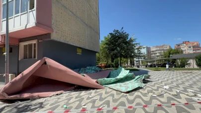 Çorlu’da şiddetli rüzgar bina kaplamasını söktü