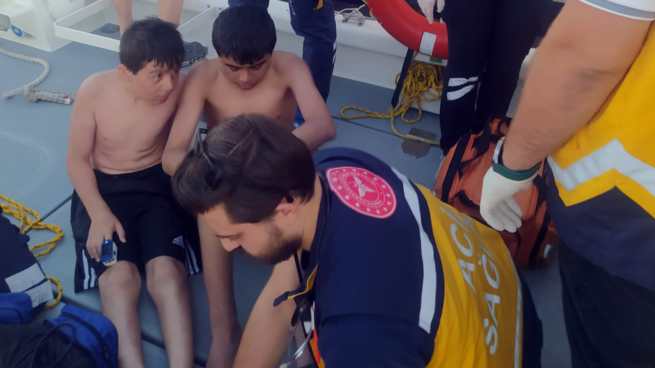 Uyarılara aldırış etmediler şişme botla denizde mahsur kaldılar!