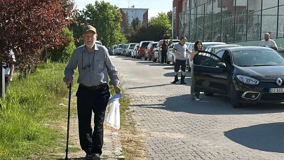 81 yaşındaki aday, 8’inci kez YKS’ye girdi; sınav yerine bastonuyla geldi