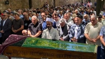 Ağaca çarpan otomobilin sürücüsünün tedavisi sürüyor, ölen eşi toprağa verildi