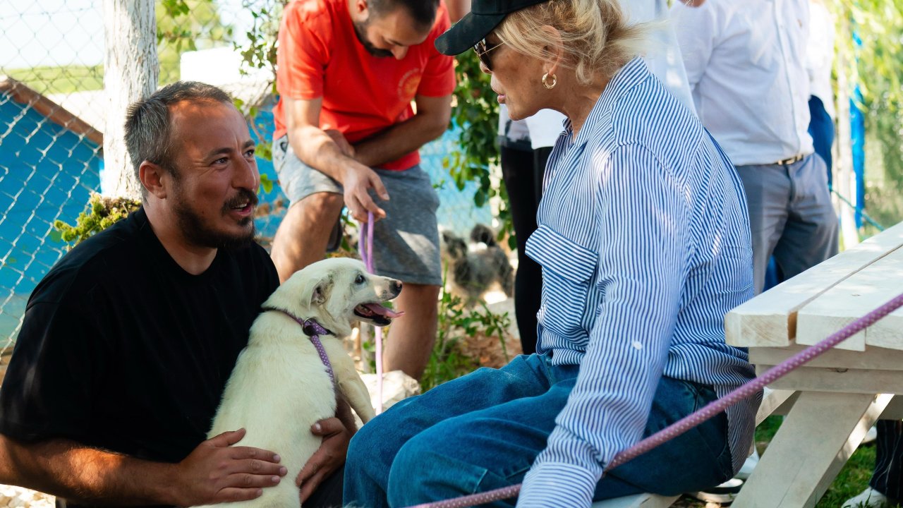 Ajda Pekkan’dan HEPAD’a ziyaret; hayvanseverlere sahiplenme çağrısında bulundu