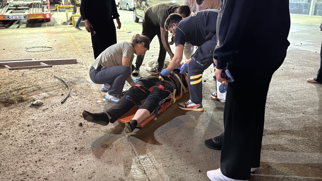 Akaryakıt istasyonu tabelasının direğine çarpan otomobil takla attı; 2 yaralı