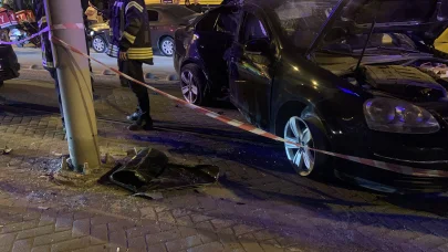 Alkollü sürücü tramvay yoluna çıkıp, direğe çarptı: 2 yaralı