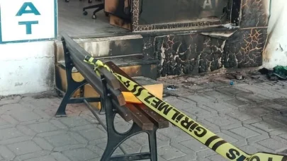 Belediyenin tahsilat ofisini benzin dökerek yaktılar