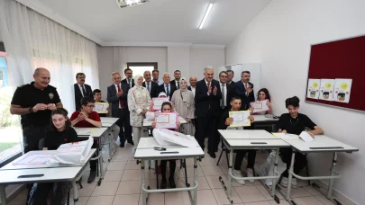Bursa Valisi Ayyıldız, öğrencilerin karne heyecanına ortak oldu