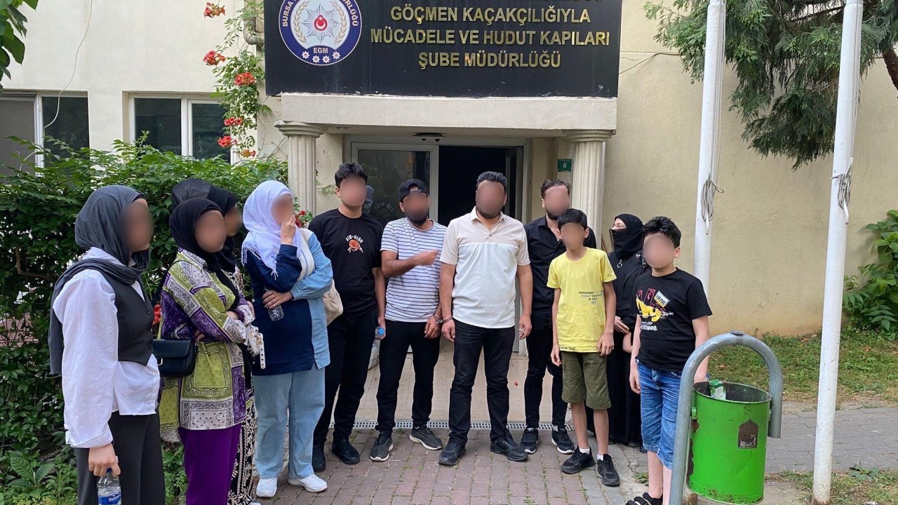 Bursa'da 12 kaçak göçmen yakalandı; 3 gözaltı