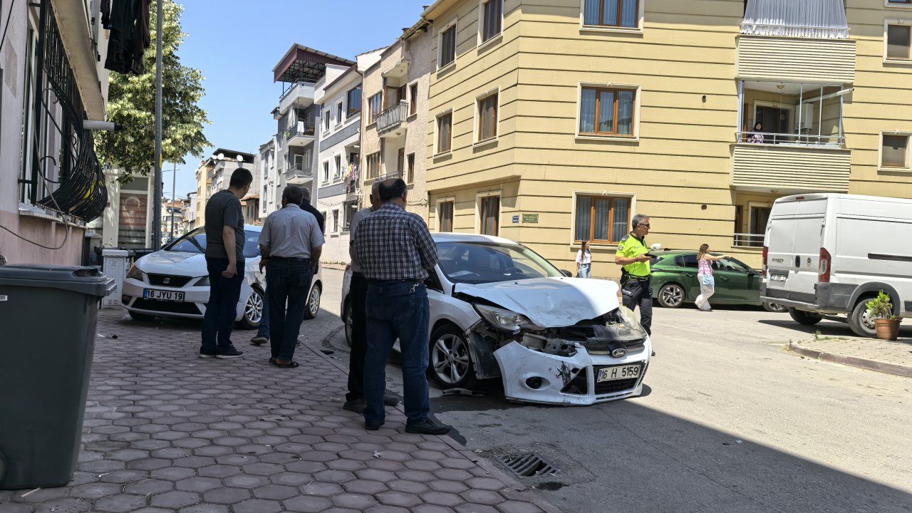 Bursa'da 2 otomobil çarpıştı; 3 yaralı