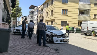Bursa'da 2 otomobil çarpıştı; 3 yaralı
