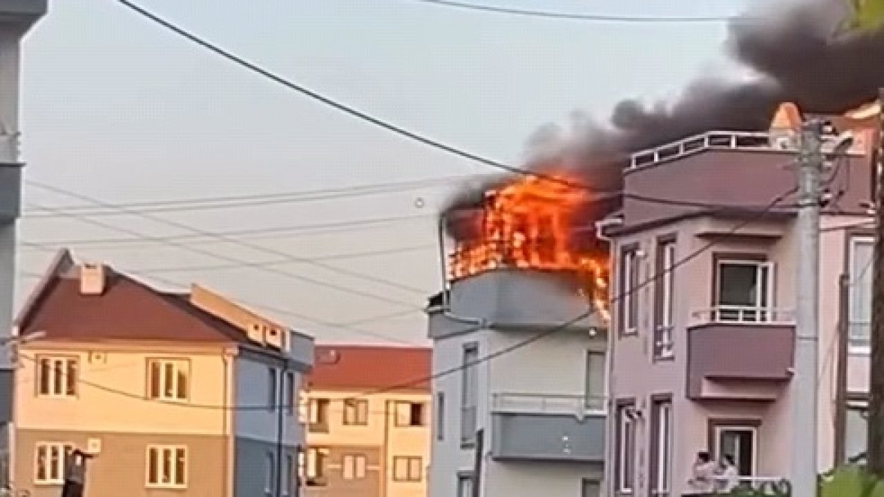 Bursa’da apartmanın çatısında çıkan yangın söndürüldü