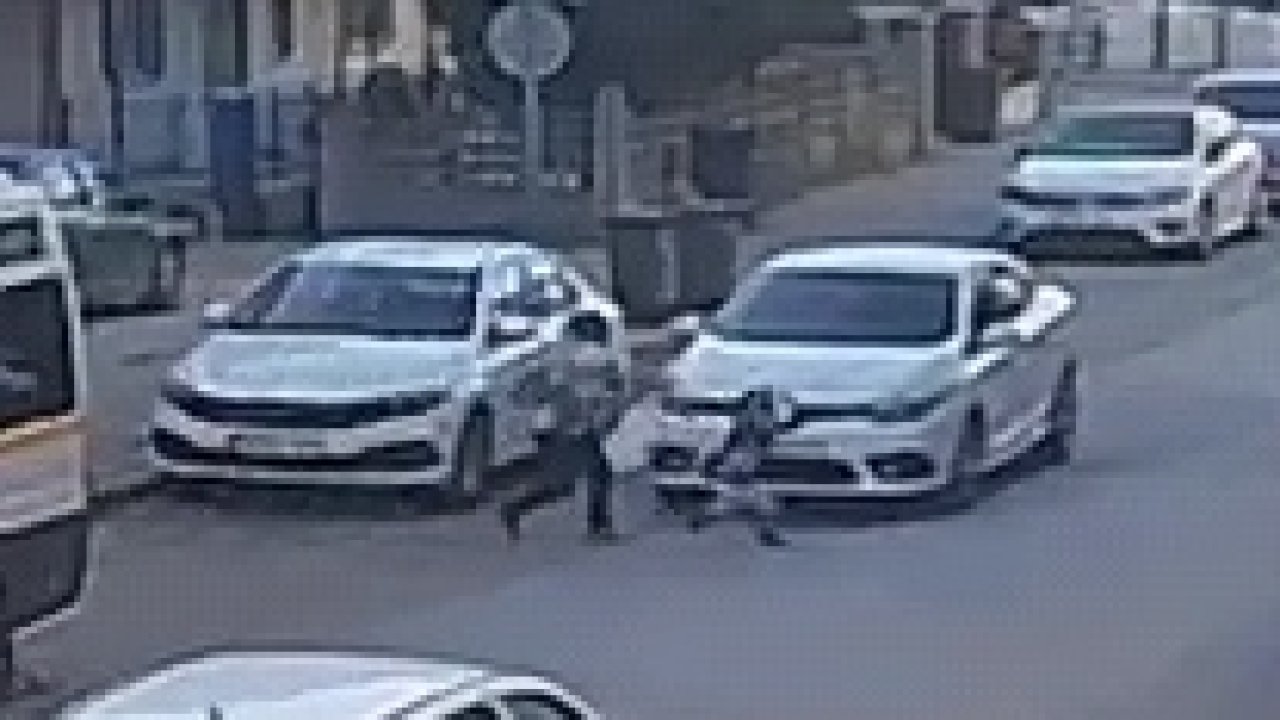 Bursa'da otomobilin çarptığı anne- oğul yaralandı; kaza kamerada