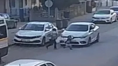 Bursa'da otomobilin çarptığı anne- oğul yaralandı; kaza kamerada