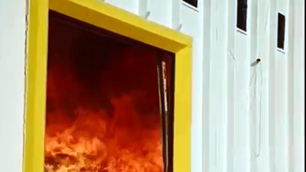 Depo yangınında gıda malzemeleri kül oldu