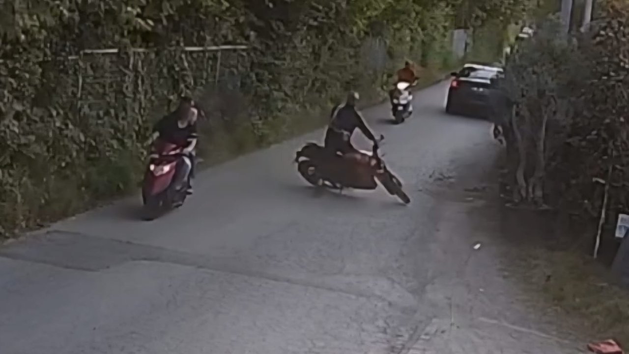 Devrilen motosikletin sürücüsü ağır yaralandı; kaza kamerada