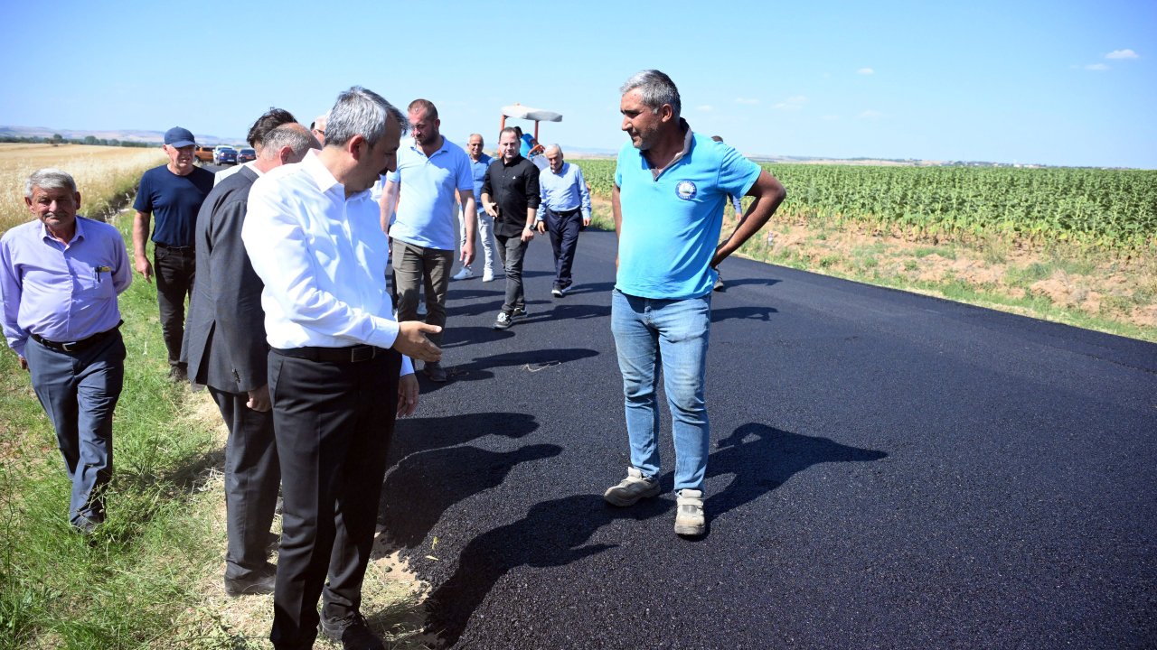 Edirne'de 25 kilometrelik köy yolunda sıcak asfalt çalışmaları sürüyor