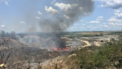Edirne'de terk edilmiş atık sahasında, hurda malzemeler yandı