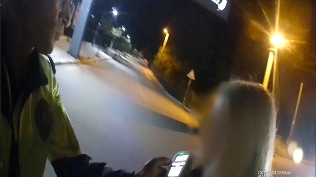 Ehliyetine 2043 yılına kadar el konulan sürücü, direksiyon başından canlı yayın yaptı