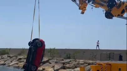 El freni çekilmeyen otomobil, denize düştü