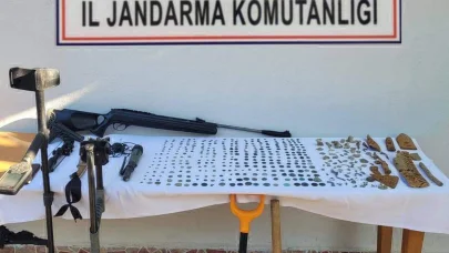 Evinde uyuşturucu ve tarihi objeler ele geçirilen şüpheli gözaltında