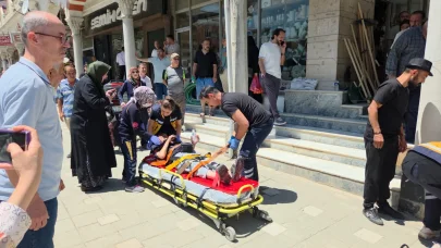 Fren yerine gaza bastığı otomobil, yayalara çarptı; gözyaşlarını tutamadı