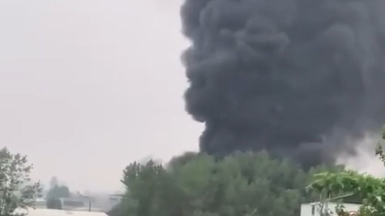 İnşaat malzemesi satışı yapılan iş yerinde çıkan yangın söndürüldü