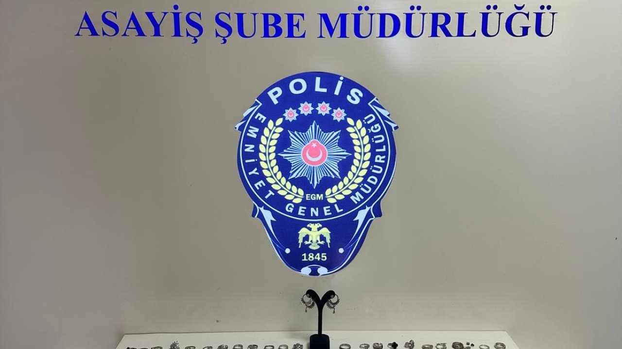 Kaldırım taşıyla camını kırdıkları dükkandan gümüş takıları çaldılar