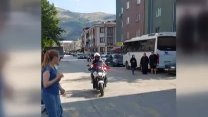Kimliğini evde unutan öğrenciyi motosikletli trafik polisi sınava yetiştirdi