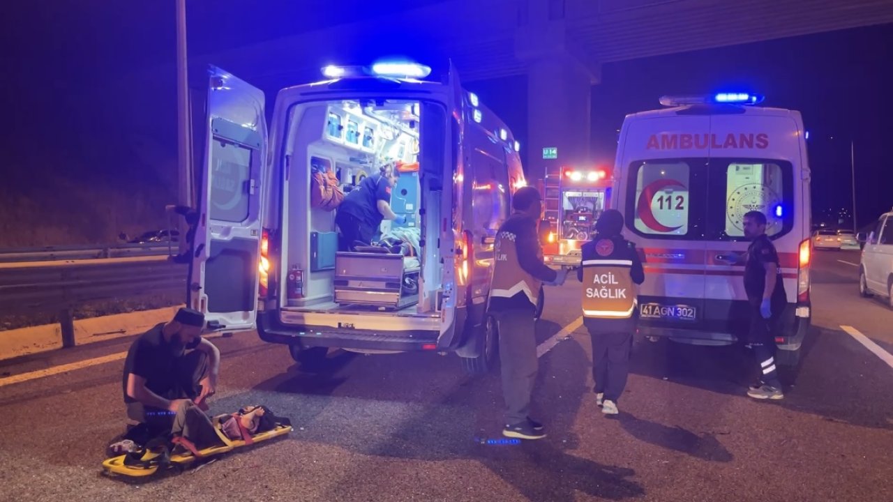 Kocaeli&#039;de 3 otomobil çarpıştı; 12 yaralı
