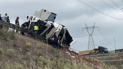 Kocaeli'de karpuz yüklü TIR devrildi; 1 ölü, 3 yaralı