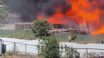 Kocaeli’de palet depolama sahasında yangın