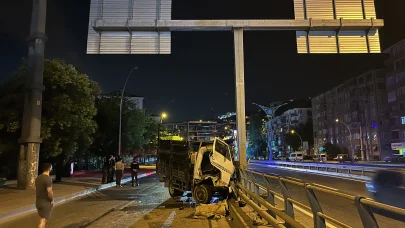 Kocaeli'de, tabela direğine çarpan kamyonun şoförü yaralandı