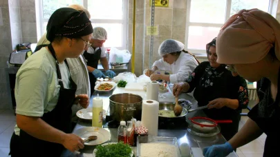Lise öğrencileri, aileleriyle yemek yaptı
