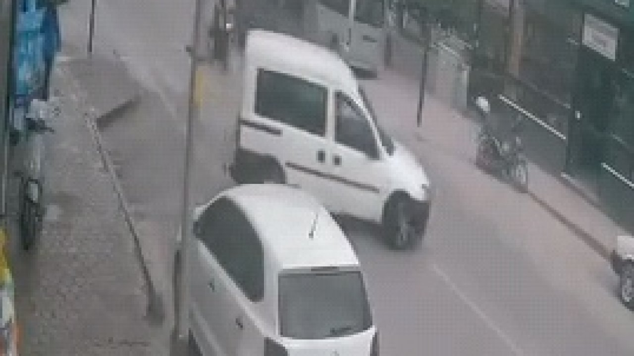 Motosikletin hafif ticari araca çarptığı kaza kamerada