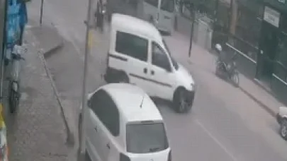 Motosikletin hafif ticari araca çarptığı kaza kamerada